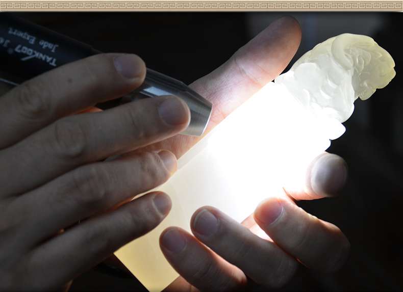 照玉強(qiáng)光手電筒不只可以鑒定琥珀，還可以鑒別各種的玉石、原石